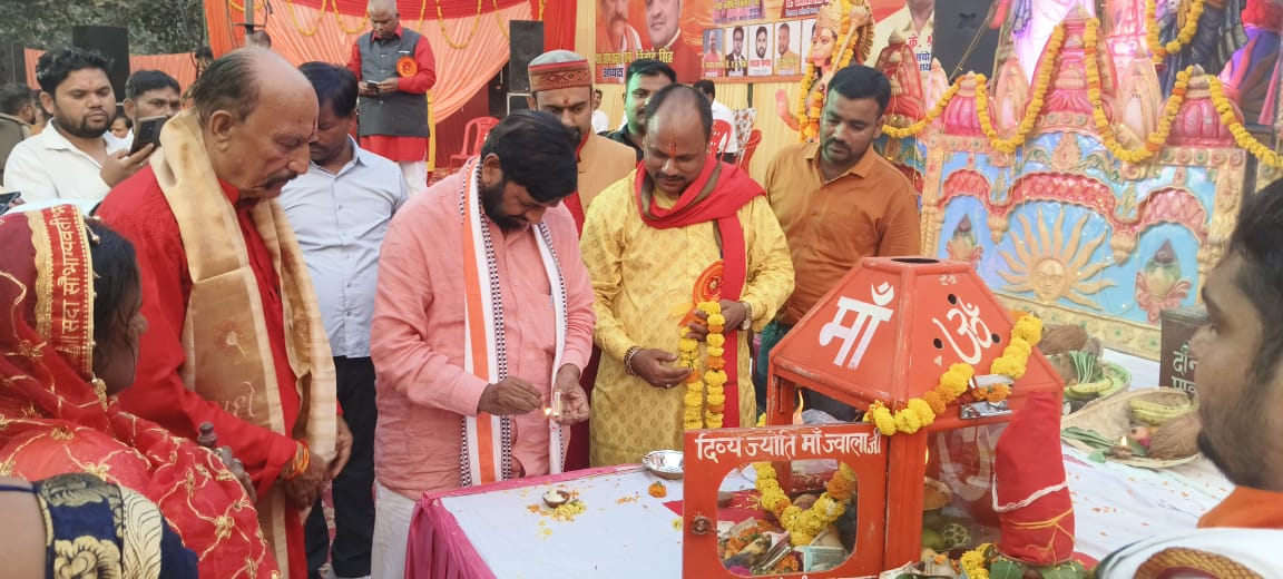 लखनऊ छठ पूजा में पहुचे कौशल किशोर ने दी बधाई