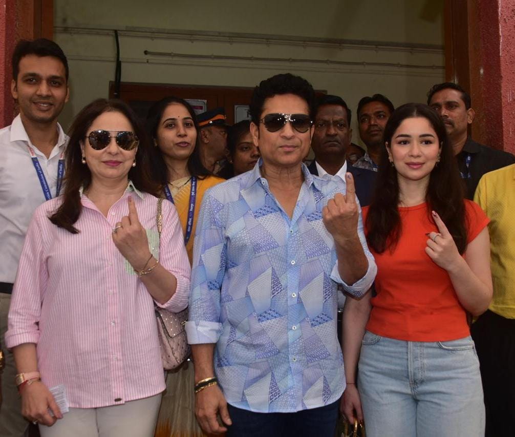 दिग्गज क्रिकेटर सचिन तेंदुलकर ने परिवार के साथ डाला वोट